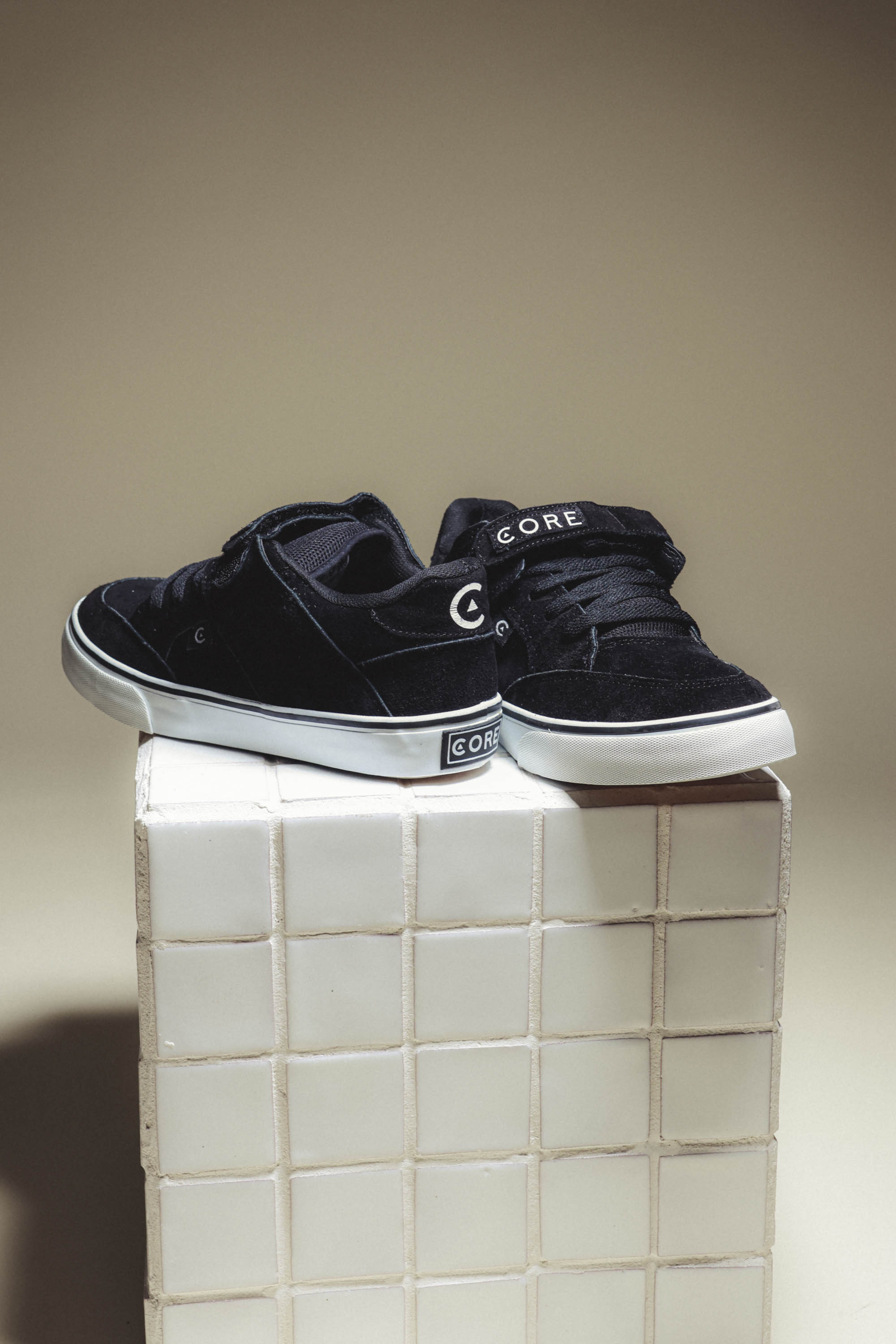 Pressure Black/White