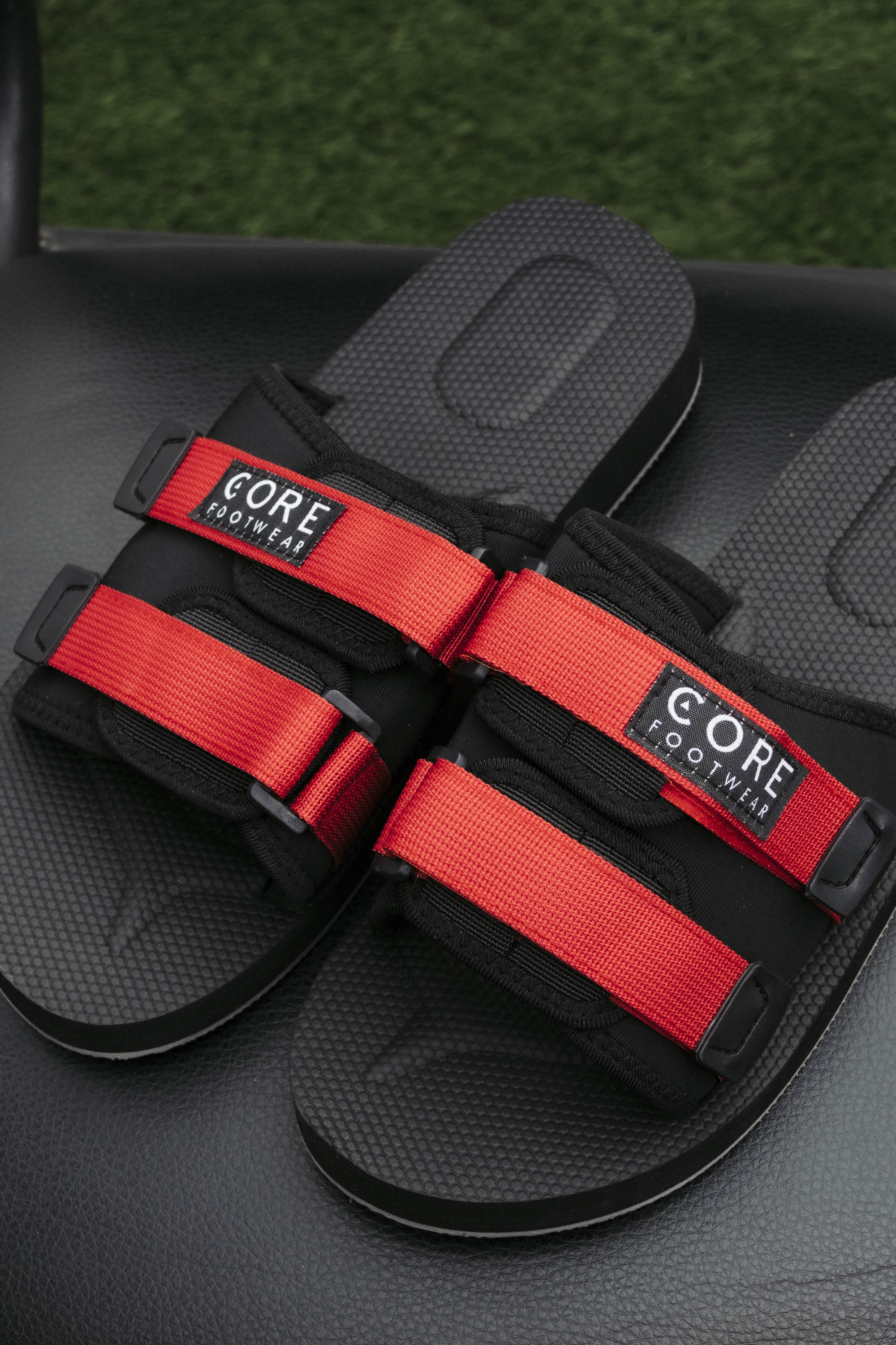 Sandalia Chill Negro/Rojo