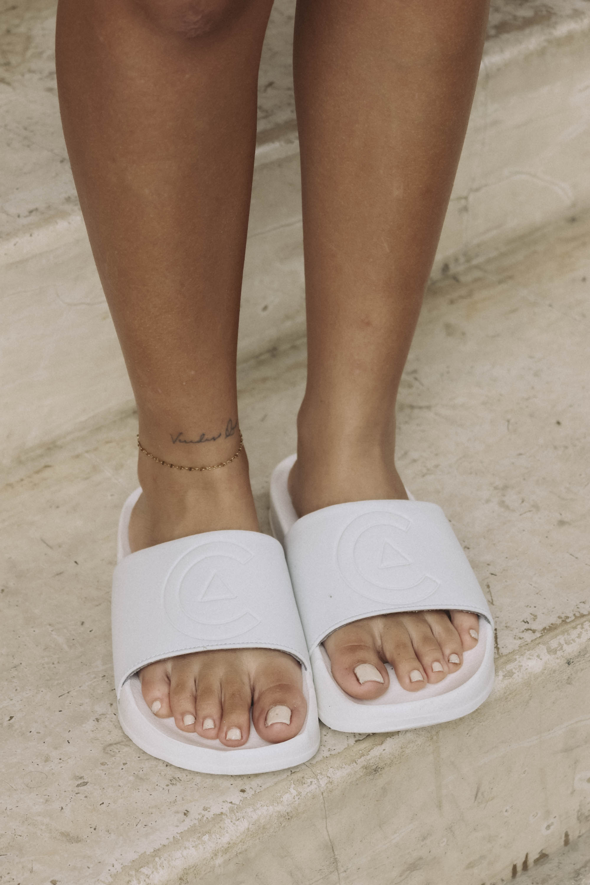 Sandalia Logo "C" Hueso