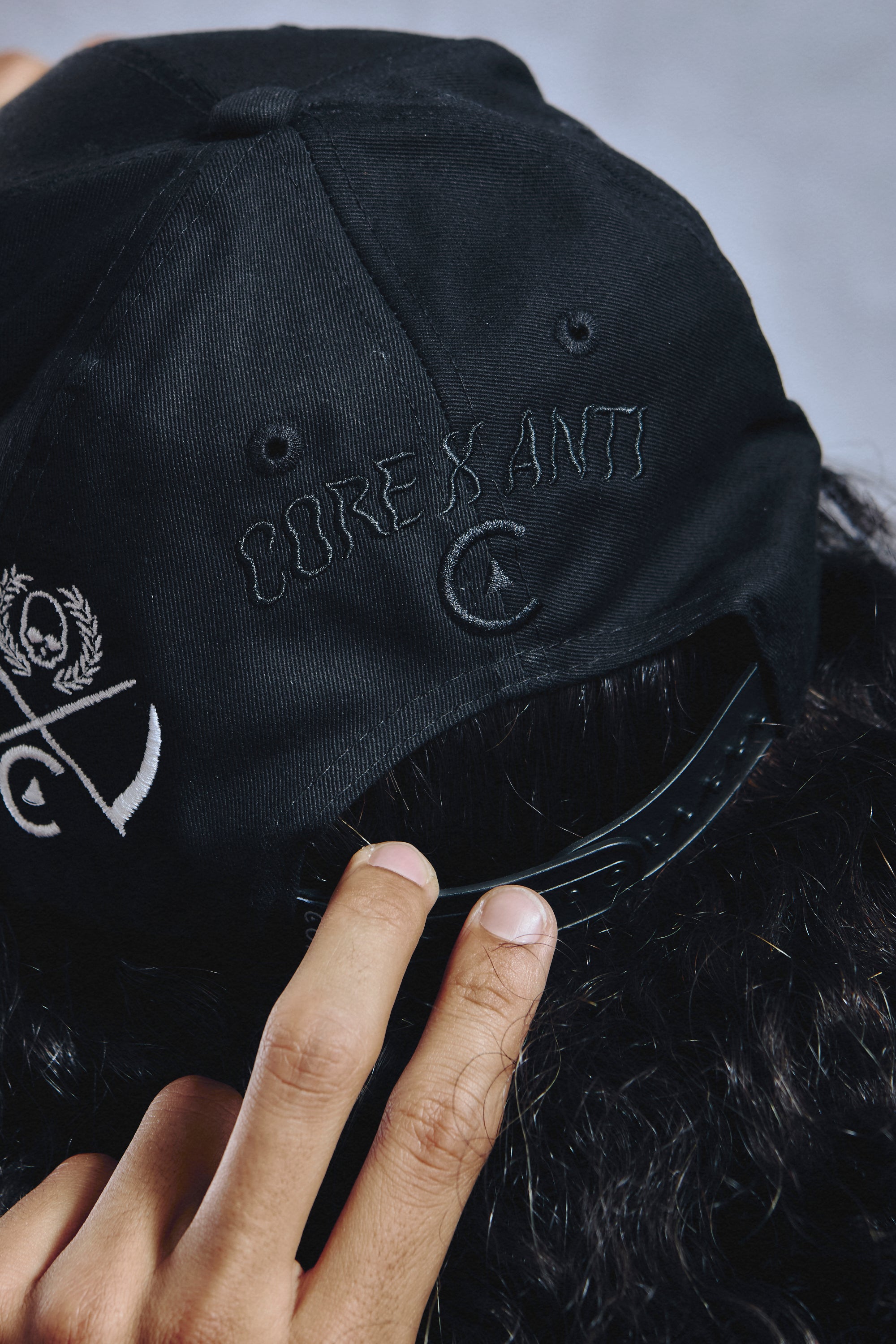 Gorra Core x Anti