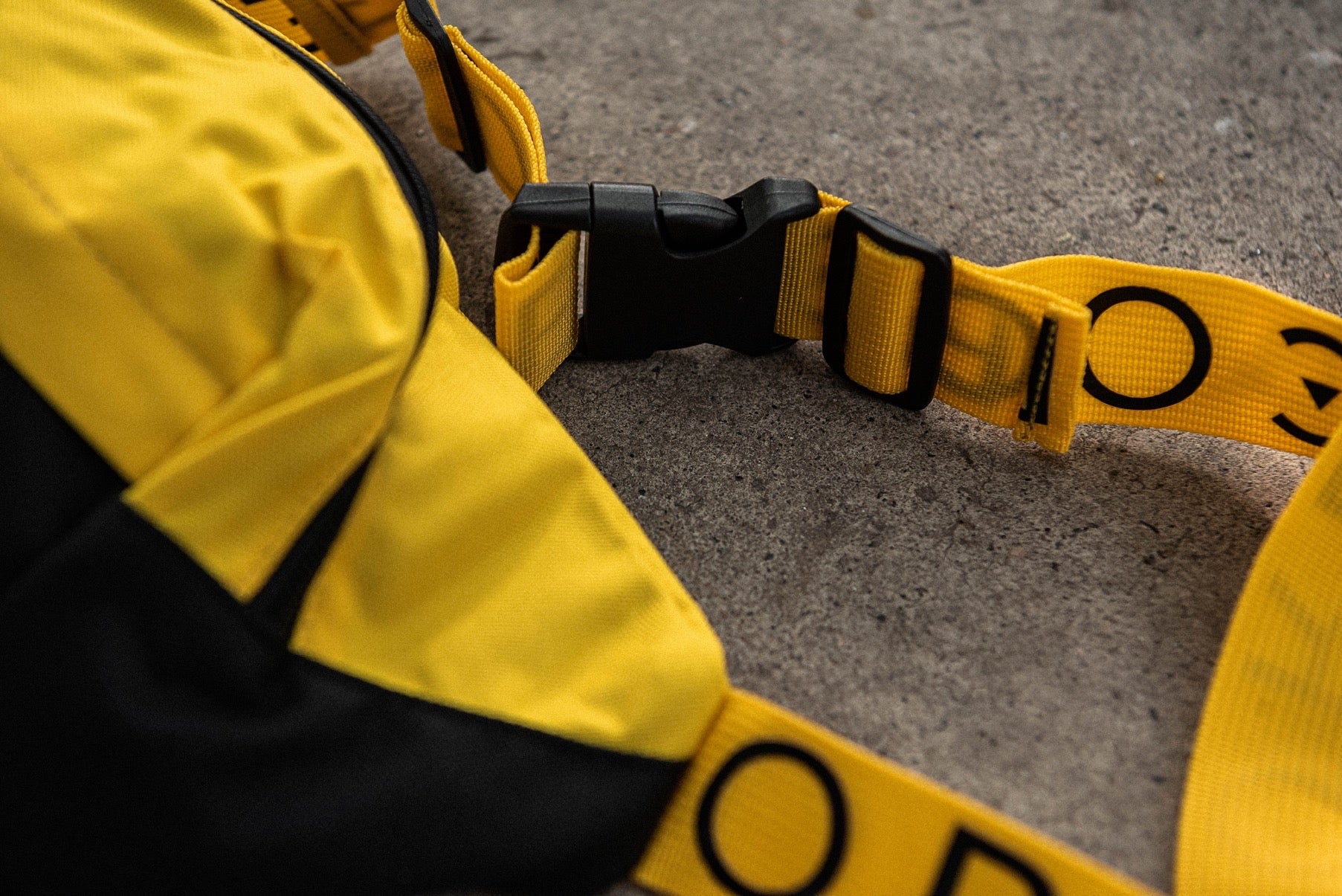 Cangurera Black/Yellow