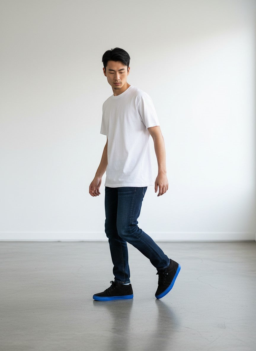 Modelo masculino usando tenis CORE FOOTWEAR Smith High de gamuza negra con suela azul vulcanizada en estudio
